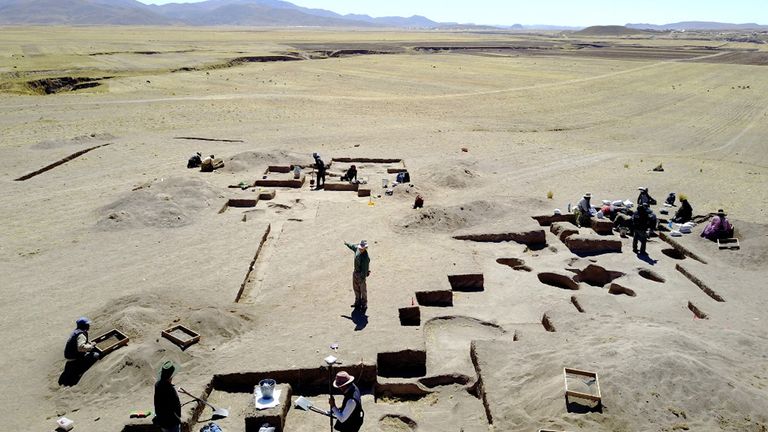 Photo non datée du document publié par l'Université de Californie, Davis et la revue Science Advances des fouilles sur le site de Wilamaya Patjxa au Pérou.