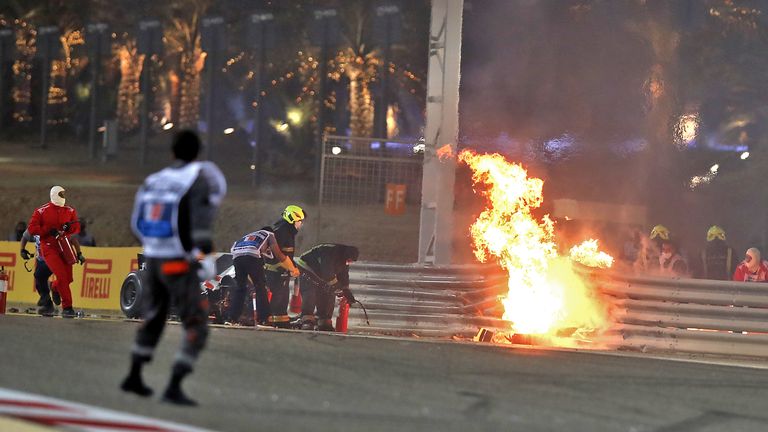 TOPSHOT - La voiture du pilote français Romain Grosjean de Haas F1 brûle après s'être écrasée lors du Grand Prix de Formule 1 de Bahreïn sur le circuit international de Bahreïn dans la ville de Sakhir le 29 novembre 2020 (photo de KAMRAN JEBREILI / POOL / AFP) (photo de KAMRAN JEBREILI) / POOL / AFP via Getty Images)
