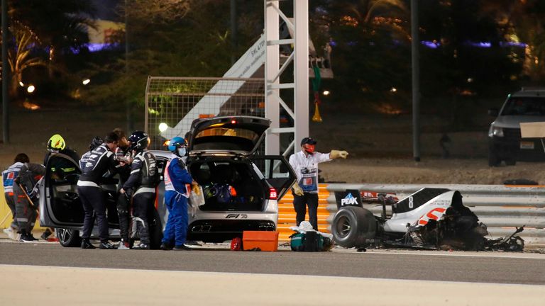 TOPSHOT - La voiture du pilote français Romain Grosjean de Haas F1 brûle après s'être écrasée lors du Grand Prix de Formule 1 de Bahreïn sur le circuit international de Bahreïn dans la ville de Sakhir le 29 novembre 2020 (photo de KAMRAN JEBREILI / POOL / AFP) (photo de KAMRAN JEBREILI) / POOL / AFP via Getty Images)
