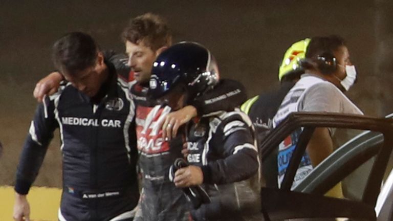 Les stewards et les médecins assistent au pilote français de Haas F1 Romain Grosjean (C) après un accident au début du Grand Prix de Formule 1 de Bahreïn sur le circuit international de Bahreïn dans la ville de Sakhir le 29 novembre 2020 (Photo de HAMAD I MOHAMMED / POOL / AFP) (Photo par HAMAD I MOHAMMED / POOL / AFP via Getty Images)