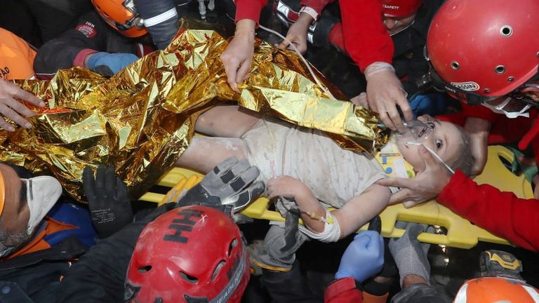 Les secouristes transportent une fillette de 4 ans, Ayla Gezgin, hors d'un bâtiment effondré après un tremblement de terre dans la ville portuaire égéenne d'Izmir, Turquie, le 3 novembre 2020. Présidence turque de la gestion des catastrophes et des urgences (AFAD) / Document via REUTERS ATTENTION RÉDACTEURS - CETTE IMAGE A ÉTÉ FOURNIE PAR UN TIERS.  PAS DE REVENTE.  PAS D'ARCHIVES.