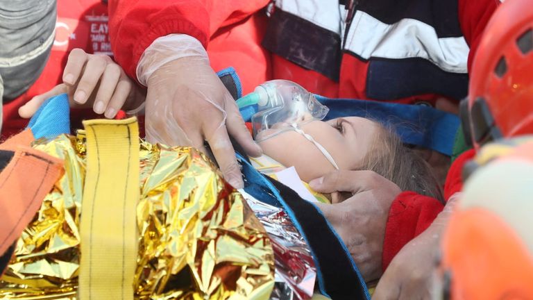 Les secouristes transportent une fillette de 4 ans, Ayla Gezgin, hors d'un bâtiment effondré après un tremblement de terre dans la ville portuaire égéenne d'Izmir, Turquie, le 3 novembre 2020. Présidence turque de la gestion des catastrophes et des urgences (AFAD) / Document via REUTERS ATTENTION RÉDACTEURS - CETTE IMAGE A ÉTÉ FOURNIE PAR UN TIERS.  PAS DE REVENTE.  PAS D'ARCHIVES.