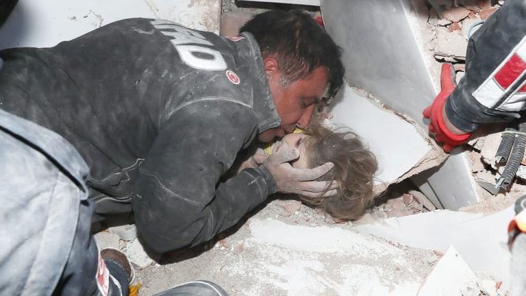 Les secouristes tirent une fillette de 4 ans, Ayda Gezgin, des décombres d'un bâtiment effondré après un tremblement de terre dans la ville portuaire égéenne d'Izmir, en Turquie, le 3 novembre 2020. Présidence turque de la gestion des catastrophes et des urgences (AFAD) / Document via RÉDACTEURS À L'ATTENTION DE REUTERS - CETTE IMAGE A ÉTÉ FOURNIE PAR UN TIERS.  PAS DE REVENTE.  PAS D'ARCHIVES.
