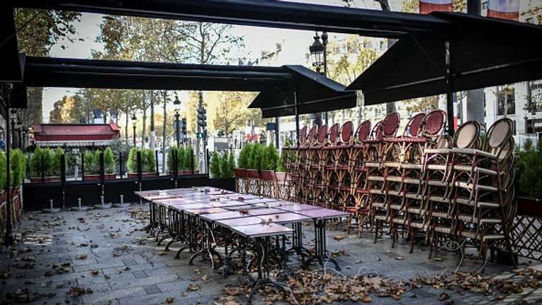 Les Champs-Élysées sont en grande partie déserts car les restaurants et les cafés du pays sont fermés