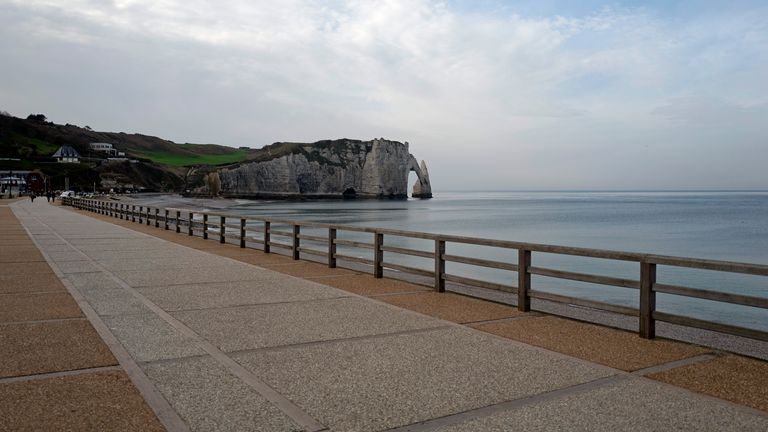 ETRETAT, FRANCE - 07 NOVEMBRE: Une vue de la promenade vide le 07 novembre 2020 à Etretat, France.  Alors que l'Europe revisite la flambée des taux d'infection au COVID-19, similaire à la première vague, les pays resserrent les restrictions avec de nouveaux verrouillages.  Les gouvernements se démènent pour sauver les petites entreprises de la faillite.  (Photo par Aurelien Meunier / Getty Images)
