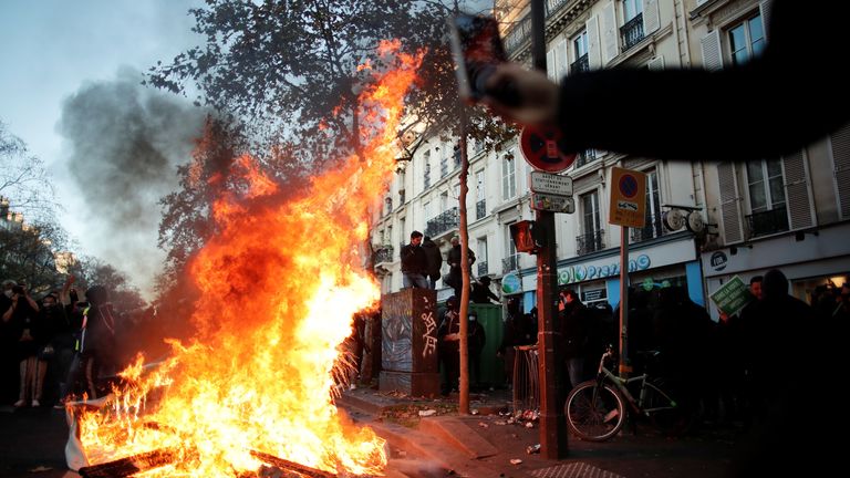 Un incendie est vu lors d'une manifestation contre le 