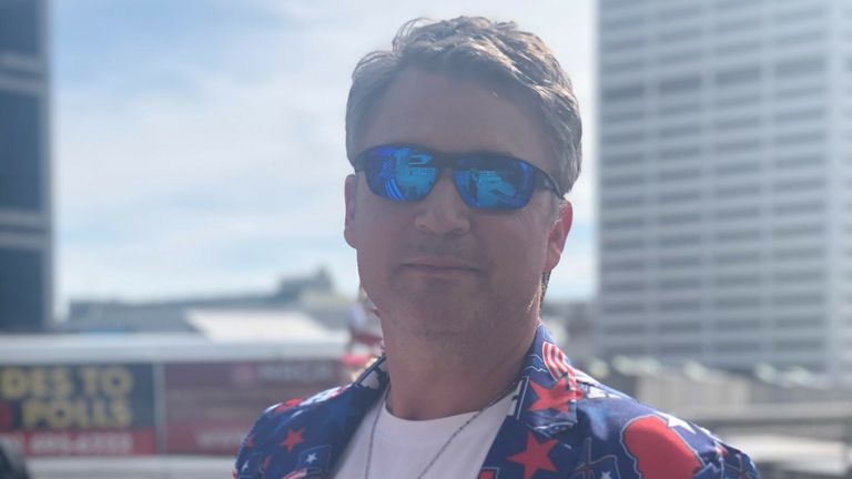 Tom, 52 ans, travaille comme pilote et est sorti pour protester en Géorgie