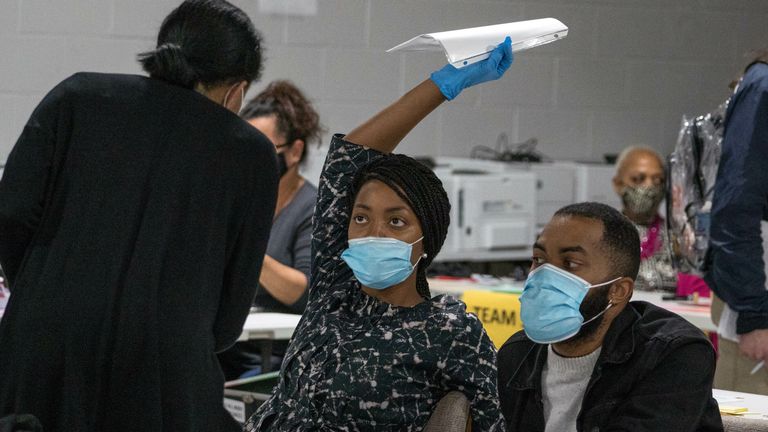 Les travailleurs électoraux du comté de Gwinnett traitent les bulletins de vote dans le cadre du recomptage de l'élection présidentielle de 2020 au bâtiment des inscriptions et des élections des électeurs Beauty P. Baldwin le 16 novembre 2020 à Lawrenceville, en Géorgie. 