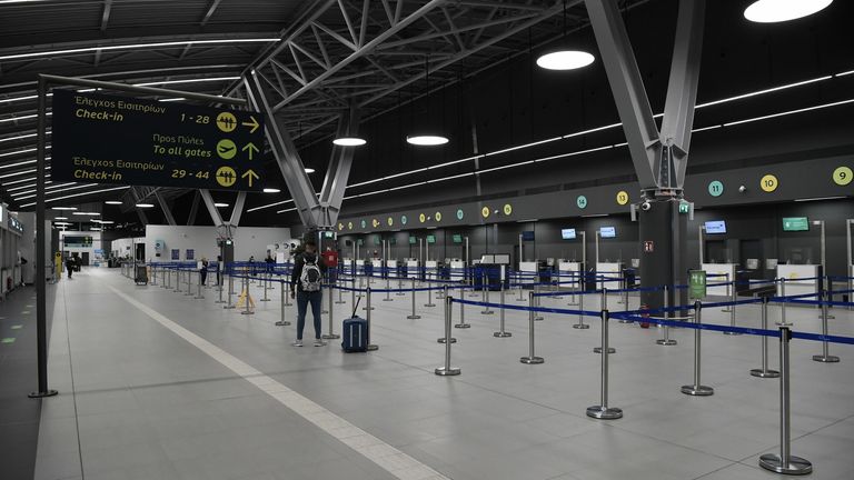 Des passagers marchent à l'aéroport de Thessalonique, dans le nord de la Grèce, le 3 novembre 2020. - La Grèce a annoncé un verrouillage de deux semaines sur sa deuxième plus grande ville de Thessalonique pour tenter de contenir un pic de cas de coronavirus.  Les vols à destination et en provenance de l'aéroport de Thessalonique ont été suspendus en vertu de la mesure, qui est entrée en vigueur au début du 3 novembre 2020, et affecte également la ville de Serres, dans le nord du pays.  Tout restera fermé, sauf pour les écoles, et ceux qui souhaitent quitter leur domicile devront chercher des permi