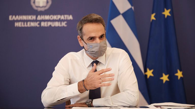 Le Premier ministre grec Mitsotakis annonce un verrouillage national pour empêcher la propagation du COVID-19 Le Premier ministre grec Kyriakos Mitsotakis annonce un verrouillage national pour empêcher la propagation de la maladie à coronavirus (COVID-19) lors d'une conférence de presse au manoir Maximos à Athènes, Grèce, le 5 novembre , 2020.  Dimitris Papamitsos / Bureau du Premier ministre grec / Document via REUTERS CETTE IMAGE A ETE FOURNIE PAR UN TIERS.