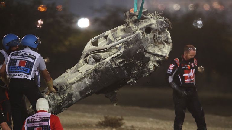 L'épave de la voiture du pilote français de Haas F1, Romain Grosjean, est enlevée lors du Grand Prix de Formule 1 de Bahreïn sur le circuit international de Bahreïn dans la ville de Sakhir le 29 novembre 2020 (photo de HAMAD I MOHAMMED / POOL / AFP) (photo de HAMAD I MOHAMMED / POOL / AFP via Getty Images)
