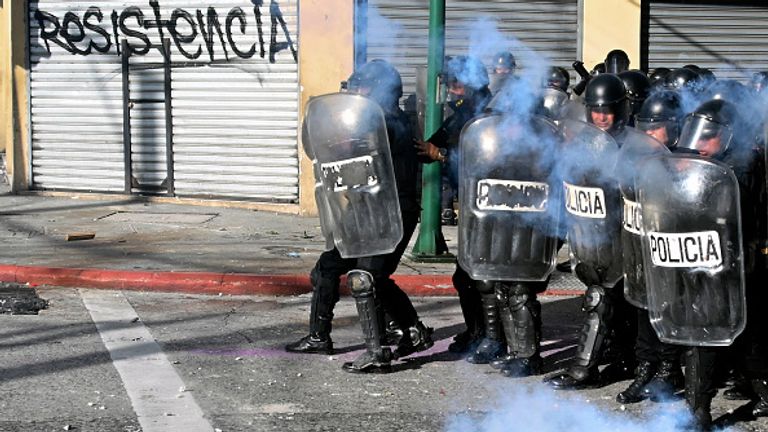 La police anti-émeute a tiré des gaz lacrymogènes alors qu'ils affrontaient des manifestants