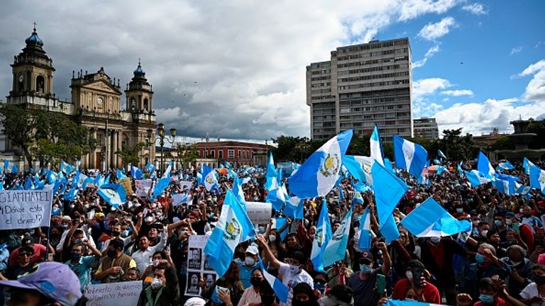 Des milliers de personnes se sont rassemblées paisiblement devant le Palais National de la capitale