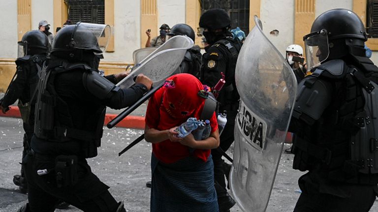 La police anti-émeute semble attaquer un manifestant à Guatemala City 