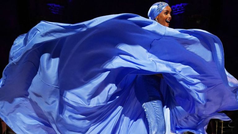 Halima Aden parcourt la piste lors du défilé Sherri Hill NYFW printemps 2020