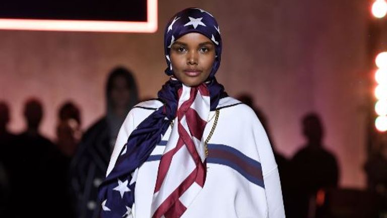 Aden marche sur le défilé TOMMYNOW Londres printemps 2020 à la Tate Modern