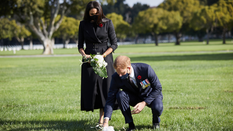 Le duc et la duchesse de Sussex rendent hommage au cimetière national de Los Angeles le dimanche du Souvenir.  CRÉDIT OBLIGATOIRE: Lee Morgan
