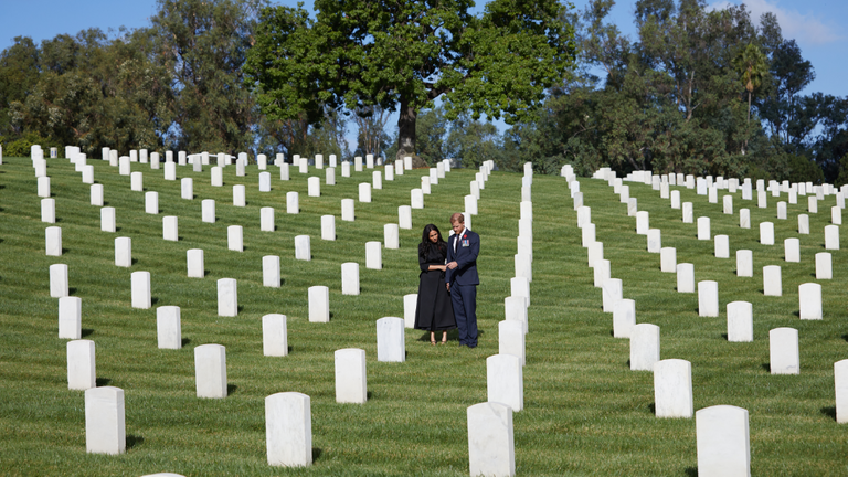 Le duc et la duchesse de Sussex rendent hommage au cimetière national de Los Angeles le dimanche du Souvenir.  Photo: Lee Morgan
