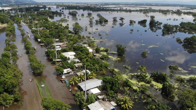 Une route communautaire menant à Puerto Cortes au Honduras est vue après avoir été inondée