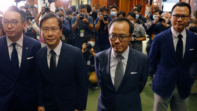 Alvin Yeung Ngok-kiu, Kwok Ka-ki, Kenneth Leung et Dennis Kwok s'adressent aux médias après leur disqualification 