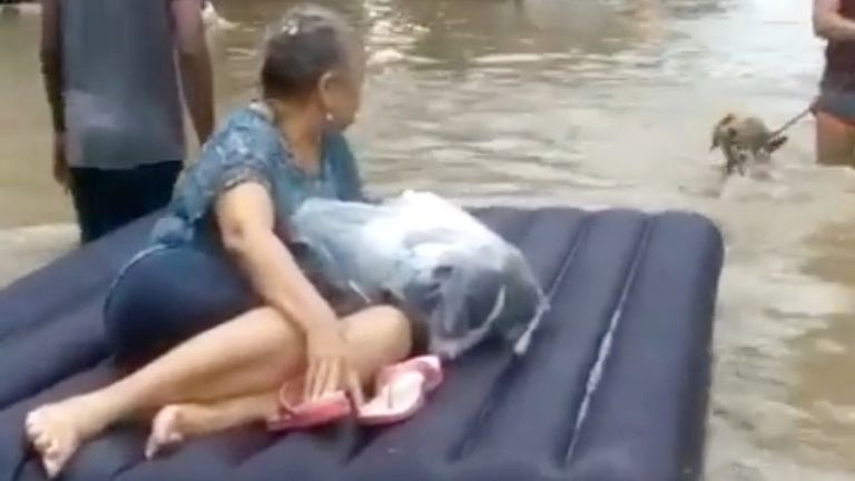 Une femme est évacuée sur un radeau au milieu des eaux de crue causées par l'ouragan Iota à Carthagène, en Colombie.  Photo: Luis Guillermo Ferrebus / via Reuters