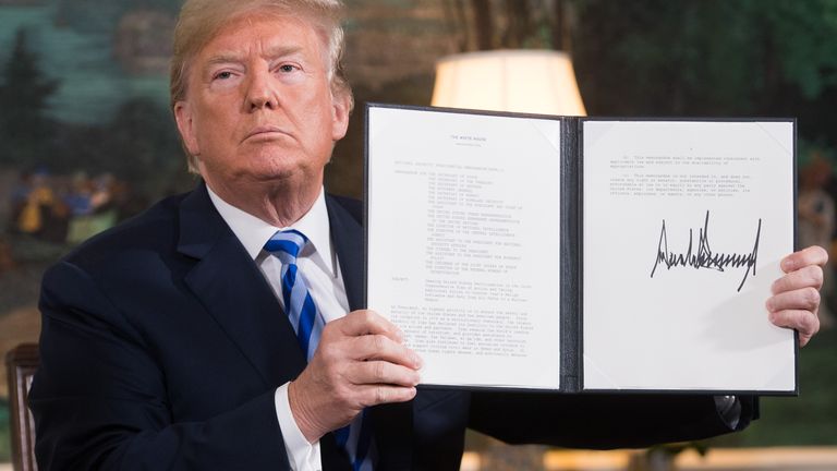 Donald Trump a signé un document rétablissant les sanctions contre l'Iran après avoir annoncé le retrait américain de l'accord nucléaire iranien