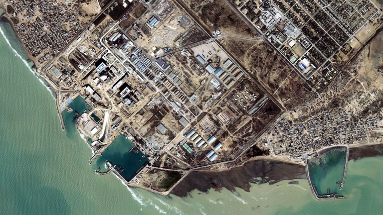 Depuis le début des années 2000, les États-Unis pensent que l'installation de Bushehr et d'autres en Iran pourraient être utilisées par l'Iran pour fabriquer des armes nucléaires.