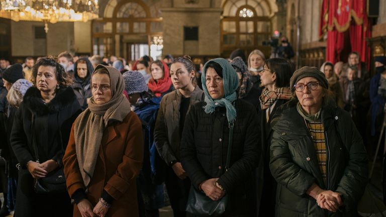 Des croyants orthodoxes assistent à la liturgie du défunt patriarche serbe Irinej lors de ses funérailles 