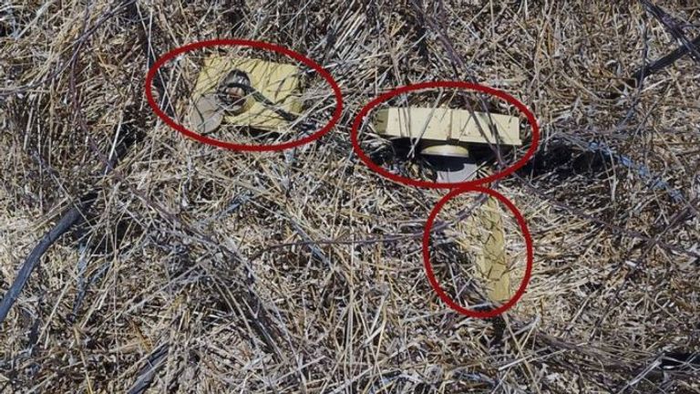 Les forces de défense israéliennes ont publié cette photo indiquant que trois mines antipersonnel Claymore ont été découvertes du côté israélien de la frontière syro-israélienne