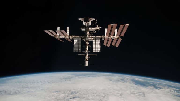 Dans cette image fournie par l'Agence spatiale européenne (ESA) et la NASA, la Station spatiale internationale et la navette spatiale amarrée Endeavour en orbite autour de la Terre lors de la dernière sortie d'Endeavour le 23 mai 2011 dans l'espace