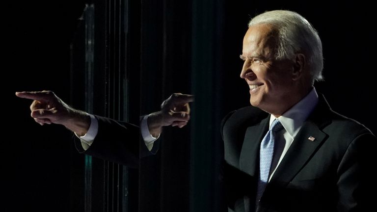Le président élu Joe Biden montre du doigt sa foule de partisans à Wilmington, Delaware