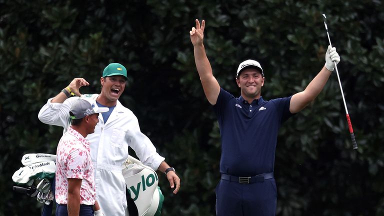 AUGUSTA, GEORGIE - 10 NOVEMBRE: Jon Rahm d'Espagne célèbre avec son caddie Adam Hayes et Rickie Fowler des États-Unis après avoir sauté pour un trou en un le 16 lors d'une ronde d'entraînement avant le Masters à Augusta National Golf Club en novembre 10, 2020 à Augusta, Géorgie.  (Photo par Rob Carr / Getty Images)