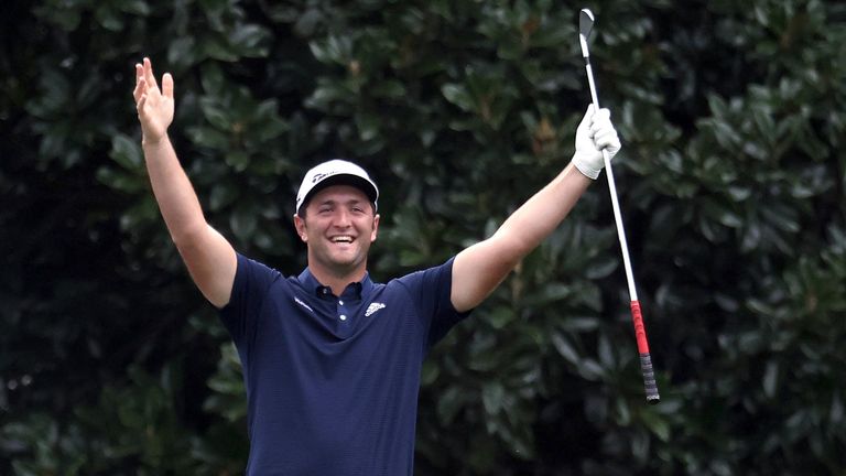 AUGUSTA, GÉORGIE - 10 NOVEMBRE: Jon Rahm, d'Espagne, célèbre le fait de sauter pour un trou d'un coup le 16 lors d'une ronde de pratique avant le Masters à Augusta National Golf Club le 10 novembre 2020 à Augusta, en Géorgie.  (Photo par Rob Carr / Getty Images)