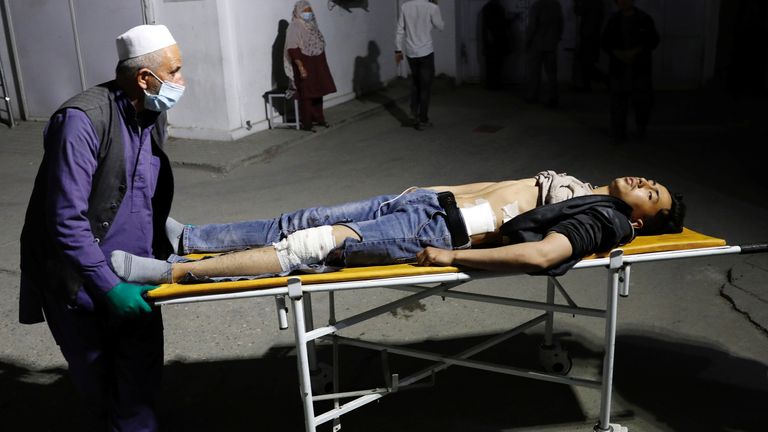 Un homme afghan roule un homme blessé dans un hôpital après un attentat suicide à Kaboul, Afghanistan, le 24 octobre 2020. REUTERS / Mohammad Ismail
