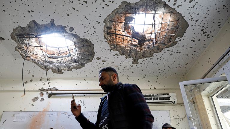 Des journalistes afghans filment à l'intérieur d'une classe après l'attaque d'hier à l'université de Kaboul, en Afghanistan, le 3 novembre 2020. REUTERS / Mohammad Ismail