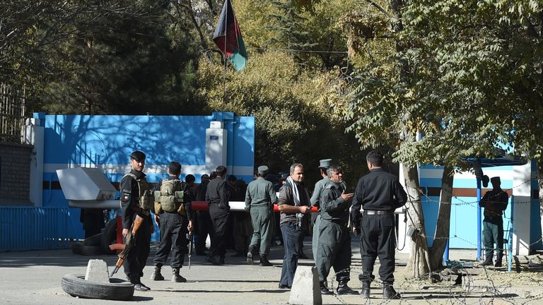 Un personnel de sécurité monte la garde devant l'Université de Kaboul à Kaboul le 2 novembre 2020. - Des hommes armés ont pris d'assaut l'université de Kaboul le 2 novembre avant l'ouverture d'un salon du livre iranien, tirant des coups de feu et envoyant des étudiants en fuite, ont déclaré des responsables afghans et des témoins.  (Photo par WAKIL KOHSAR / AFP) (Photo par WAKIL KOHSAR / AFP via Getty Images)