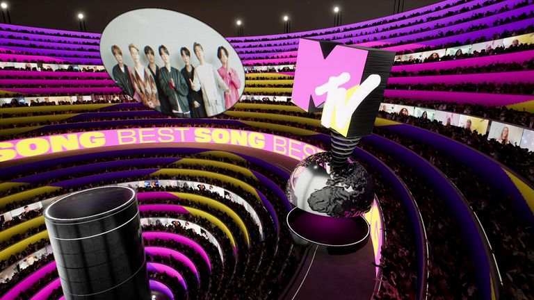 BTS accepte la victoire de la meilleure chanson au MTV EMA's 2020, à Los Angeles, Californie, États-Unis dans cette image de capture d'écran publiée le 8 novembre 2020. 