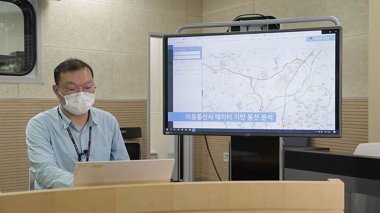 Lee Jin montre comment le système fonctionne sur un écran d'ordinateur