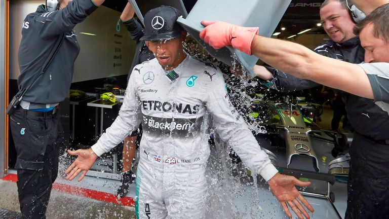Lewis Hamilton de Grande-Bretagne et Mercedes GP prend part à un défi de seau à glace à l'extérieur du garage de l'équipe lors de la pratique avant le Grand Prix de Belgique sur le circuit de Spa-Francorchamps le 22 août 2014 à Spa, Belgique