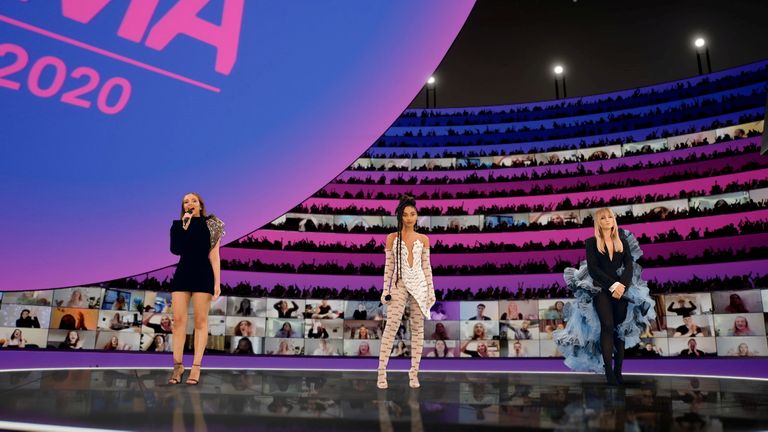 Héberge Jade Thirlwall, Leigh-Anne Pinnock et Perrie Edwards de Little Mix présente au MTV EMA's 2020