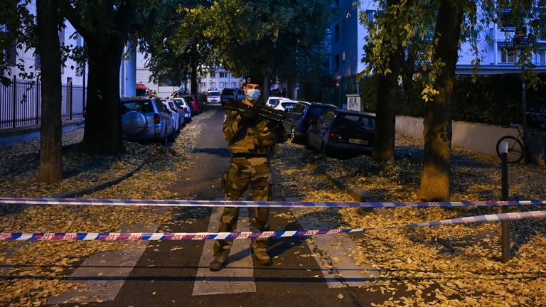 Un soldat français se tient derrière un cordon le 31 octobre 2020 à Lyon près des lieux où un assaillant armé d'un fusil à canon scié a blessé un prêtre orthodoxe dans une fusillade avant de s'enfuir, a indiqué une source policière.  - Le prêtre, de nationalité grecque, fermait son église lors de l'attaque et est maintenant dans un état grave, a déclaré la source, qui a demandé à ne pas être nommée.  Pic: Getty