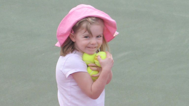 Il a été confirmé que cette photographie de Madeleine McCann a été prise lors des vacances actuelles de la famille à Praia Da Luz, Algarve, Portugal.  Document non daté de la famille McCann de Madeleine McCann, âgée de trois ans, portée disparue pendant les vacances actuelles de la famille à Praia Da Luz, Algarve, Portugal.  Lire moins Image par: PA / PA Archive / PA Images Date de prise: 06-mai-2007