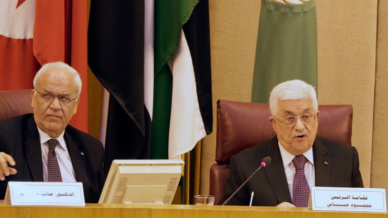 M. Erekat est photographié avec le président palestinien Mahmoud Abbas en Égypte en 2015