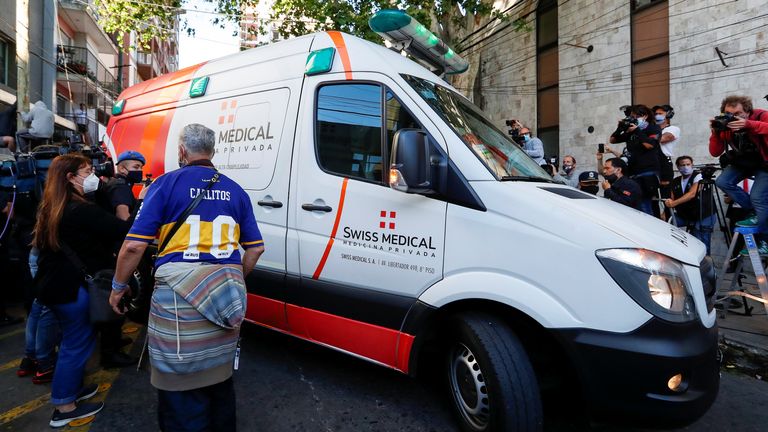 Une ambulance transportant Diego Maradona quitte la clinique de Buenos Aires où il a été opéré du cerveau 
