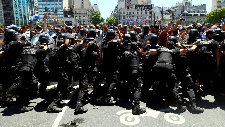 Des fans affrontent la police à Buenos Aires