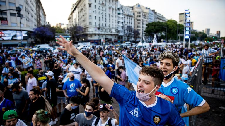 Les fans applaudissent Diego Maradona après la nouvelle de sa mort le 26 novembre 2020 à Buenos Aires, Argentine