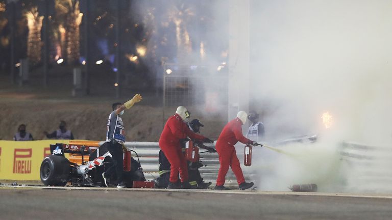 Les maréchaux de piste éteignent le feu 