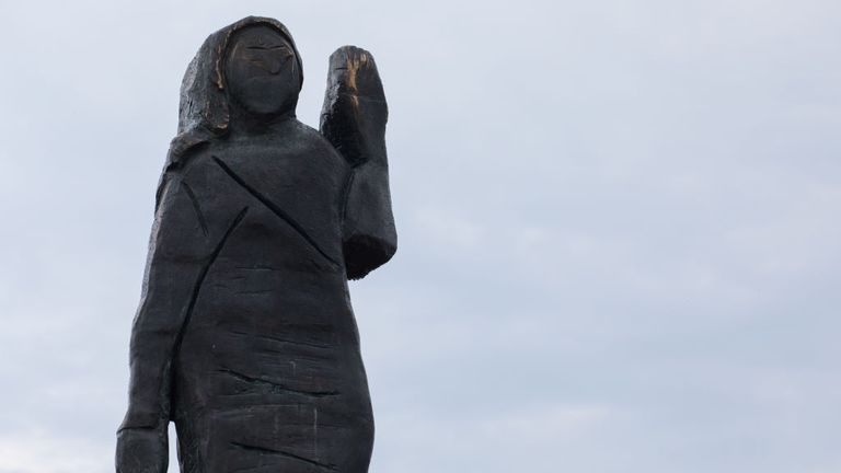 RONO, SLOVÉNIE - 17 SEPTEMBRE: Une statue en bronze grandeur nature nouvellement érigée de Melania Trump se trouve à Rono, un village voisin de sa ville natale de Sevnica le 17 septembre 2020 à Rono, en Slovénie.  Une nouvelle statue de Melania Trump a été récemment dévoilée en Slovénie pour remplacer l'original, qui a été brûlé en juillet dernier et actuellement exposée.  Le monument rappelle les origines de la Première Dame américaine.  (Photo par Matic Zorman / Getty Images)
