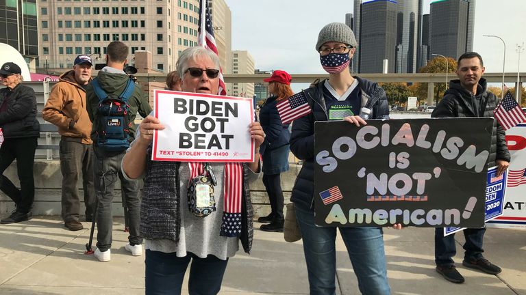 Les manifestants à l'extérieur du centre de comptage de Detroit au Michigan