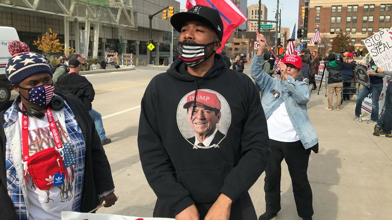 Chaque vote compte des manifestants affrontent des partisans de Trump à l'extérieur du centre de comptage de Detroit